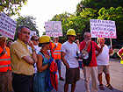 La manifestazione contro la complanare davanti alla scuola A. Moro di Senigallia