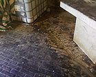 La pavimentazione nella pescheria del Foro Annonario sporca e scivolosa dagli olii