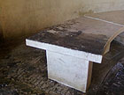 Un pancale di marmo nella pescheria del Foro Annonario rovinato da oli, vernice e attrezzature