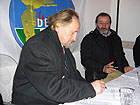 Franco Sorci mentre firma il programma di governo e Fabrizio Marcantoni