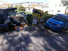Cumulo di rifiuti non raccolti in via Cellini