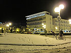 Neve a Senigallia, ragazzi giocano sul lungomare