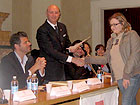 Il Commissario dott. Gianrico Giacchetta consegna l’attestato ad una volontaria