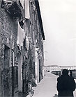 "Poveri alla finestra", 1953. Foto di Riccardo Gambelli. Tutti i diritti riservati
