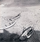 "Tre barche sul greto", 1956. Foto di Riccardo Gambelli. Tutti i diritti riservati