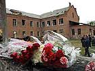 Fiori alla scuola di Beslan in ricordo delle vittime