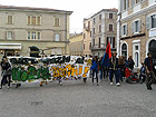 Il corteo dei giovani dello spazio Arvultura giunge in piazza Roma
