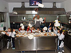 I piccoli chef della scuola d’infanzia Arcobaleno alle prese coi biscotti del Natale