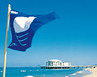 La bandiera blu che sventola ancora sulla spiaggia di velluto