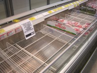 Frigoriferi vuoti nei supermercati di Senigallia