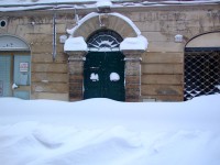 La neve davanti ai portoni di Arcevia - foto di F. Quajani