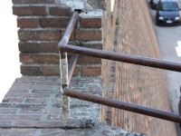 I tubi in ferro di protezione infissi nelle mura di Ostra Vetere riparati col nastro adesivo