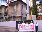 La protesta dei consiglieri d’opposizione davanti a Villa Bucci