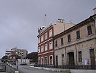 L’edificio dell’ex Hotel Columbia a Senigallia con in cima il Tricolore contestato