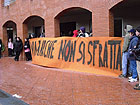 La manifestazione dei residenti dell’edificio di via Marche