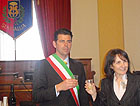 Maurizio Mangialardi durante il brindisi in sala consiliare con Luana Angeloni