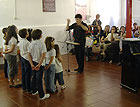 I bambini del coro di voci bianche con il direttore  Michele Bocchini