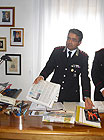 Il Capitano dei Carabinieri Roberto Cardinali con le riviste e quotidiani di annunci da cui è partita l’indagine