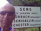 Salvatore D’Amico davanti al cartello stradale che indica l’arrivo a Sens