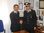 Il Capitano Cardinali (sinistra) mentre si congratula col nuovo Comandante Mastronardi