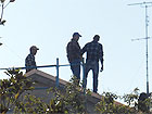 Operai su un tetto di un’abitazione a Senigallia: nessun casco o imbragatura