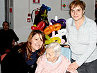 Nonna Avelia con la "badante-nipote" Zamira e la nipote Gabriella