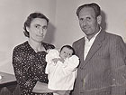 Avelia Mosconi con il marito Filippo e la nipote Gabriella appena nata
