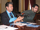 Maurizio Mangialardi osserva il drone "Parrot" mentre Mattia Crivellini illustra il programma