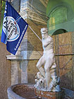 Il Monco in Piazza con la bandiera del Comitato per l’Acqua