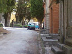 Automobili tra i viali del cimitero delle Grazie a Senigallia