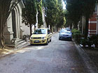 Continua il traffico di automobili al cimitero delle Grazie