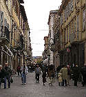 Corso II Giugno a Senigallia - gente a passeggio e per i negozi