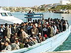 Uno dei tanti barconi carichi di profughi